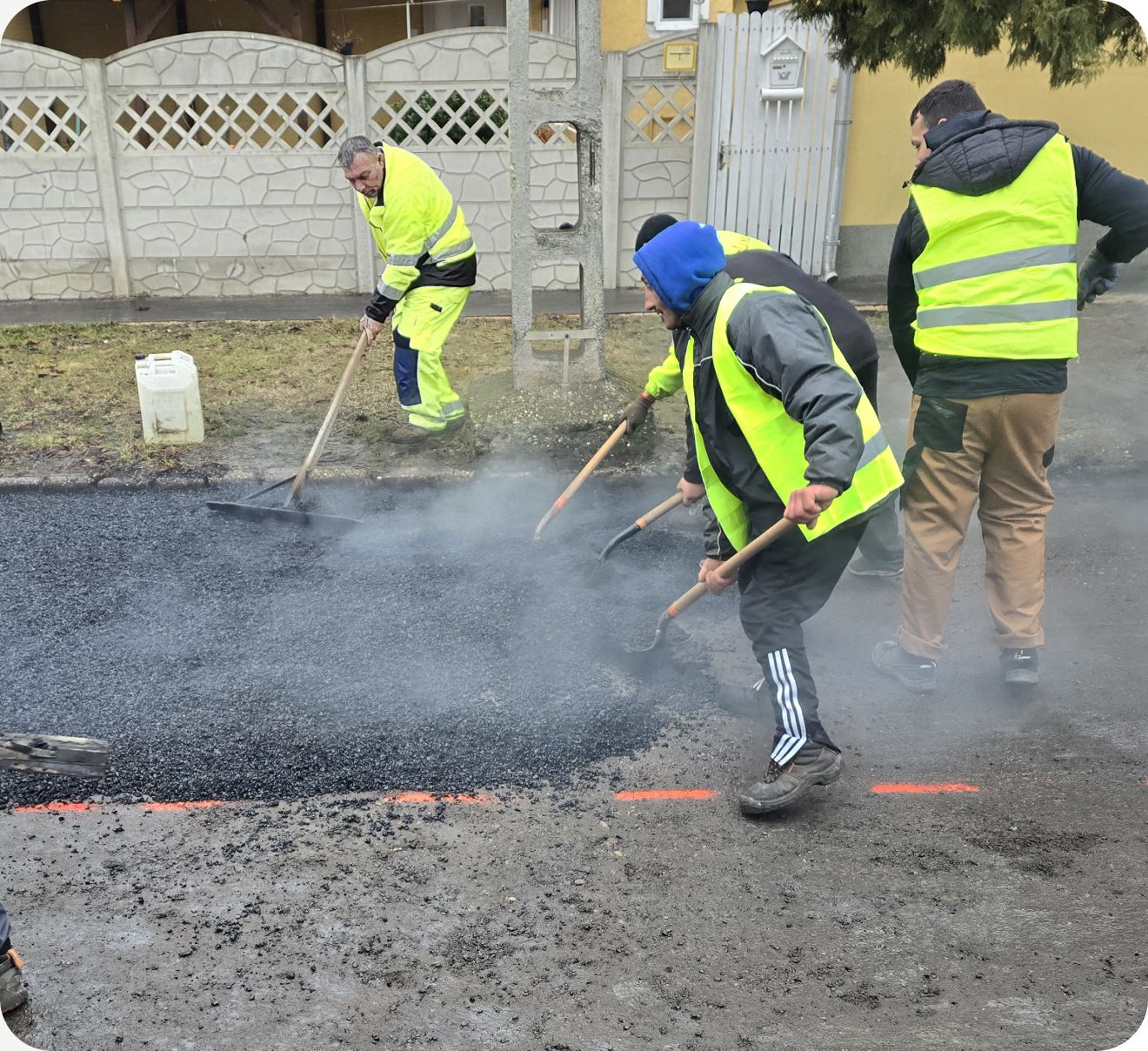 A Viafort csapata aszfaltot terít egy utcán